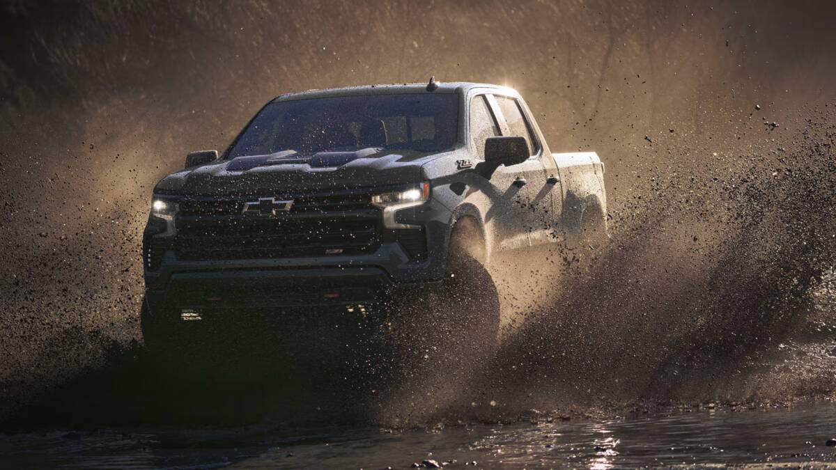 Легковой пикап Chevrolet на грязной дороге