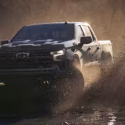 Легковой пикап Chevrolet на грязной дороге