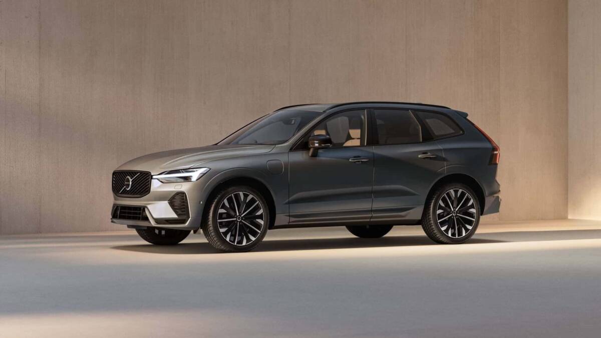 Современный Volvo XC60 синий кроссовер PHEV обновление