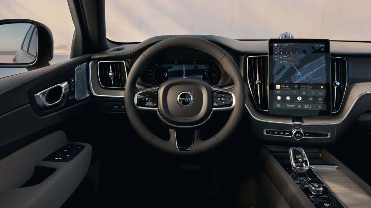 интерьер салона Volvo XC60 PHEV с дисплеем
