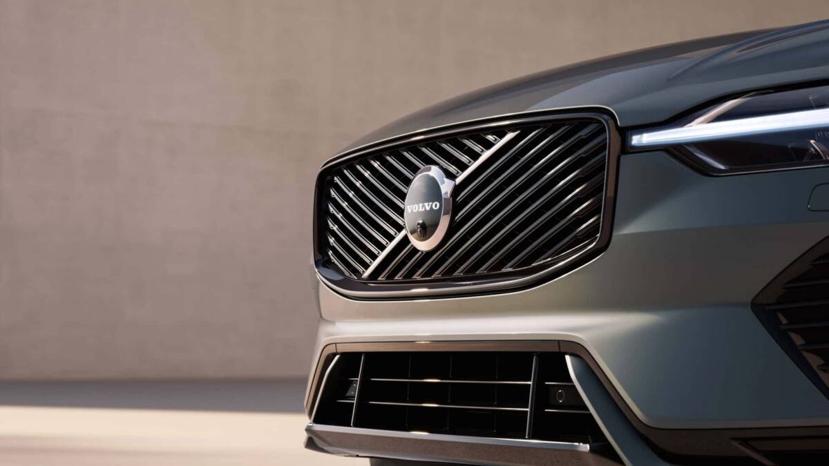 Передняя часть авто Volvo XC60 PHEV ближе