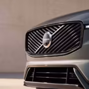 Передняя часть авто Volvo XC60 PHEV ближе