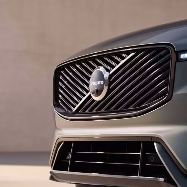 Передняя часть авто Volvo XC60 PHEV ближе