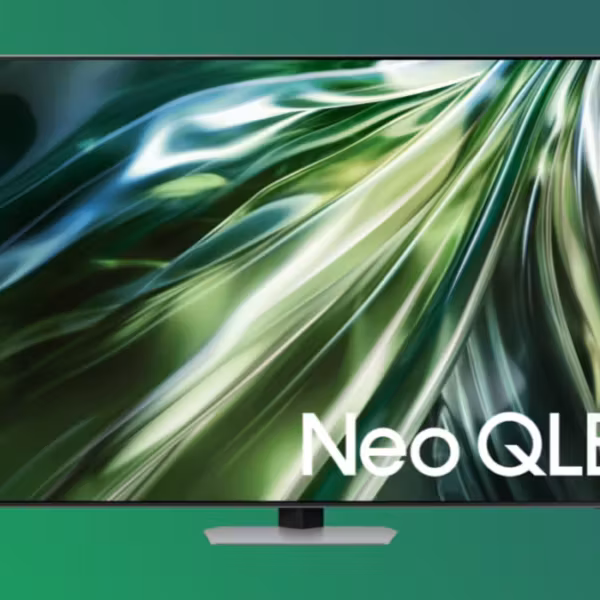 Телевизор Samsung Neo QLED на зеленом фоне