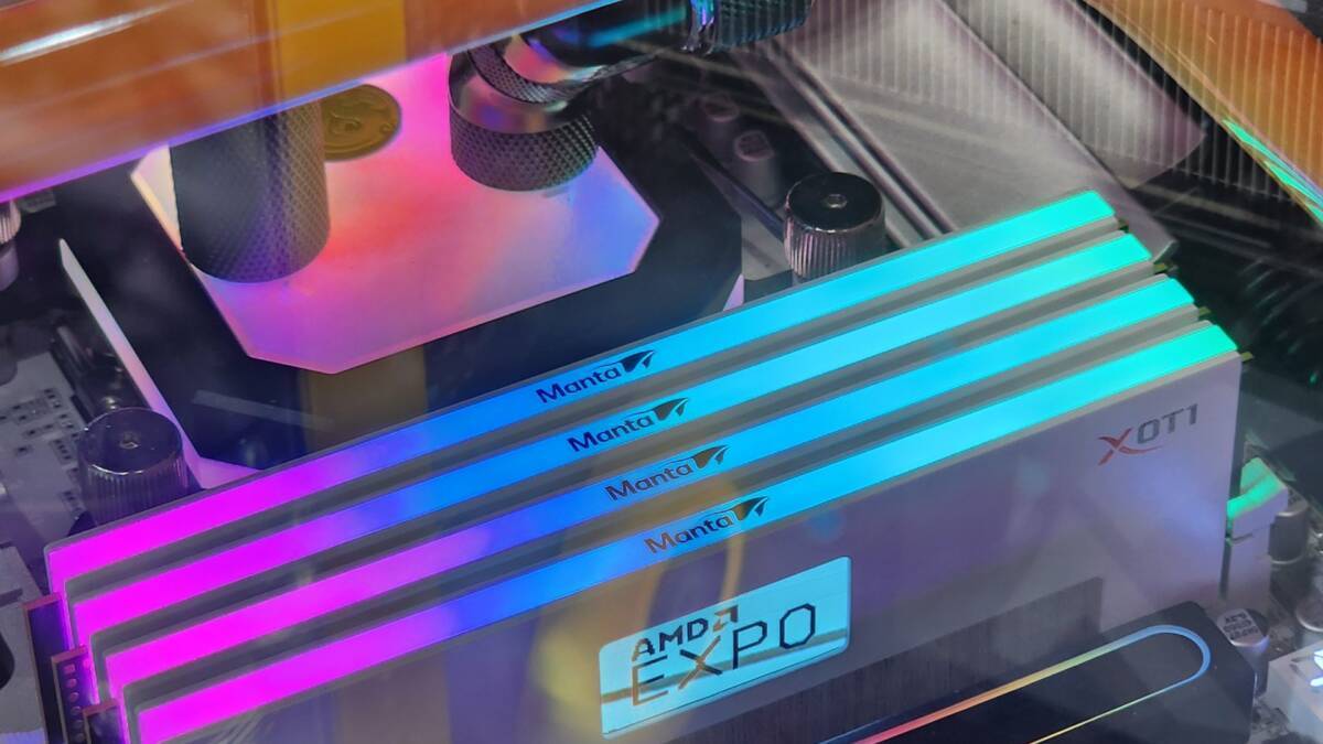 Модули памяти V-Color Manta XOT1 внутри корпуса
