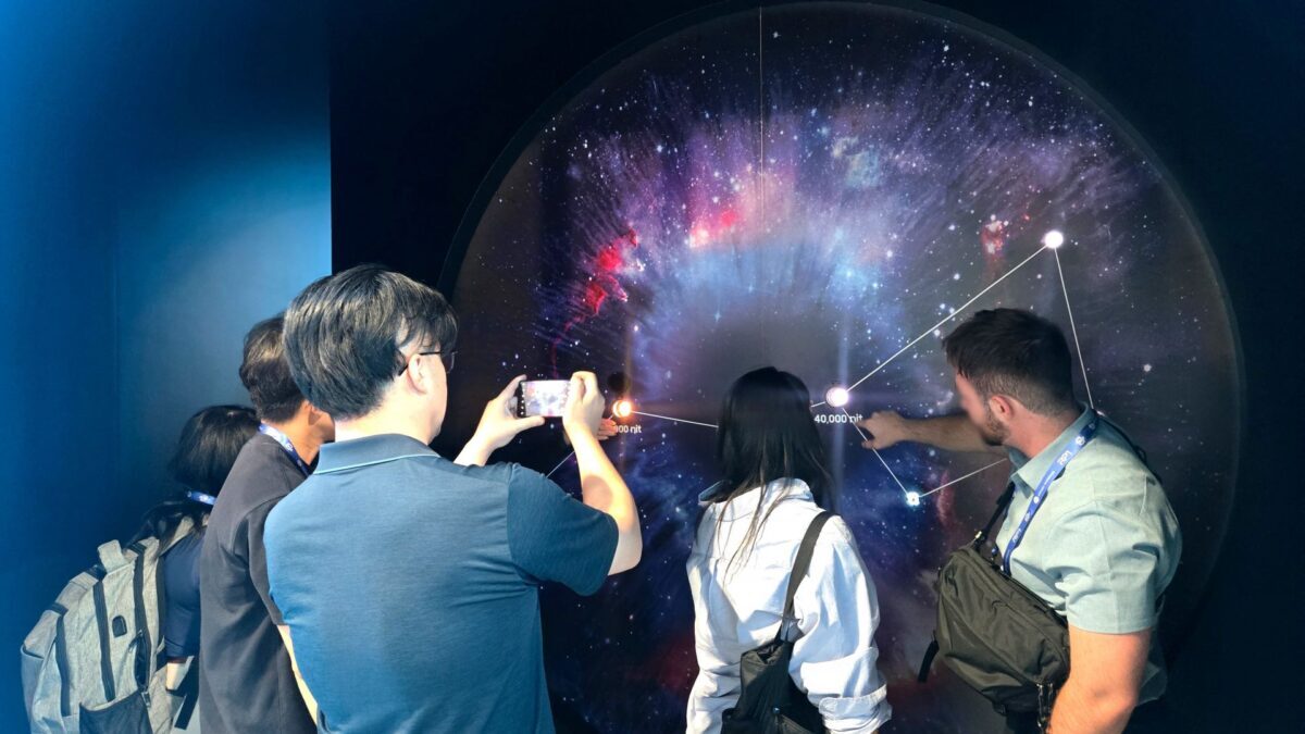 группа людей у цифрового экрана Samsung XR-дисплей OLEDoS