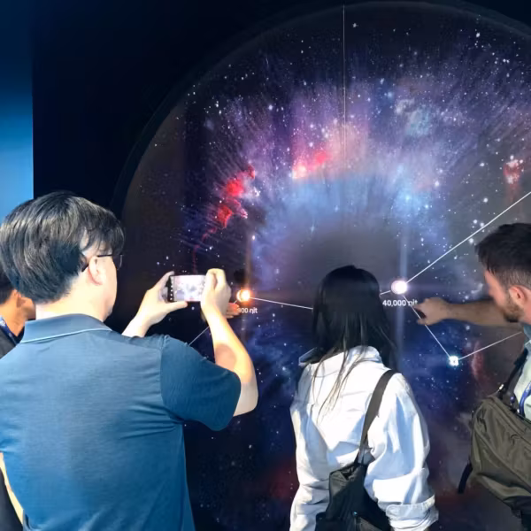 группа людей у цифрового экрана Samsung XR-дисплей OLEDoS