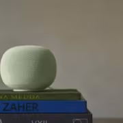 Умная колонка Google Home Speaker на книгах и статуэтке