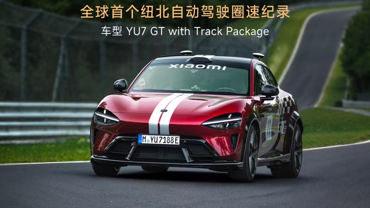 Красный электромобиль Xiaomi YU7 GT на гоночной трассе