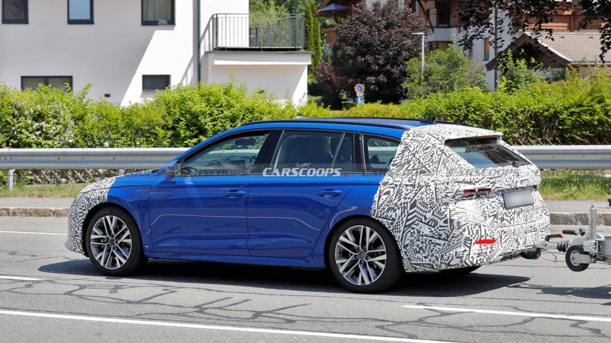 Новая Škoda Octavia второго рестайлинга тестируется на дороге