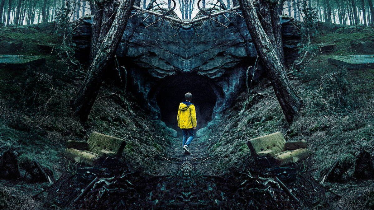 человек в желтой куртке идёт к тёмной пещере на фоне леса Netflix