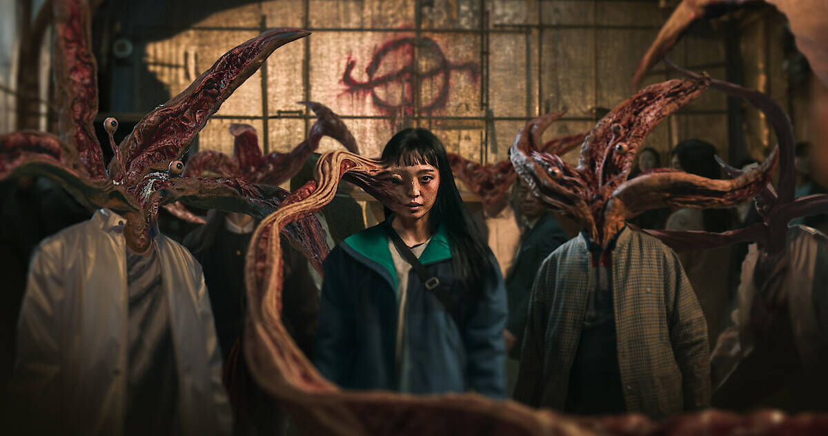 люди в ужасных костюмах монстров сериал Netflix