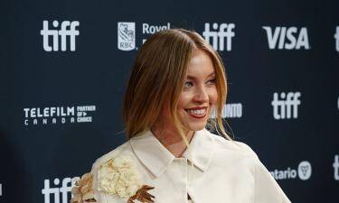 Сидни Суини улыбается на премьере Эйфории