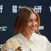 Сидни Суини улыбается на премьере Эйфории