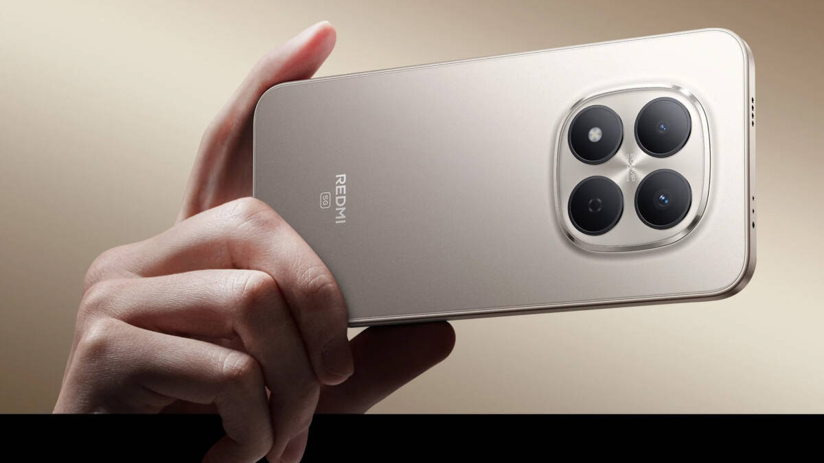 Человек держит смартфон Redmi Note 17 в руке