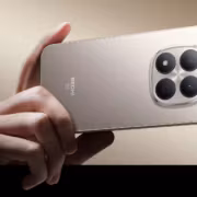 Человек держит смартфон Redmi Note 17 в руке