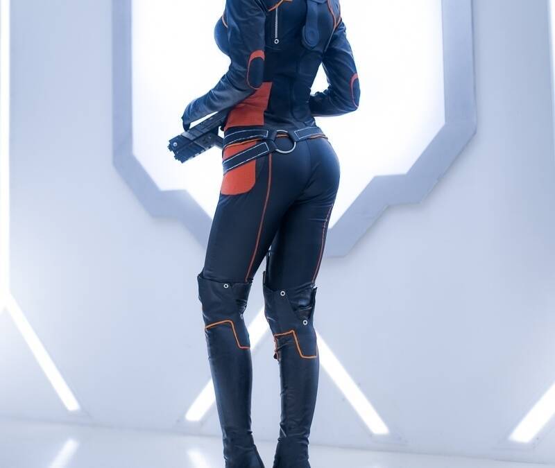 Косплей Миранды Лоусон из Mass Effect 2 девушка с черной прической в футуристическом костюме и платформенных сапогах