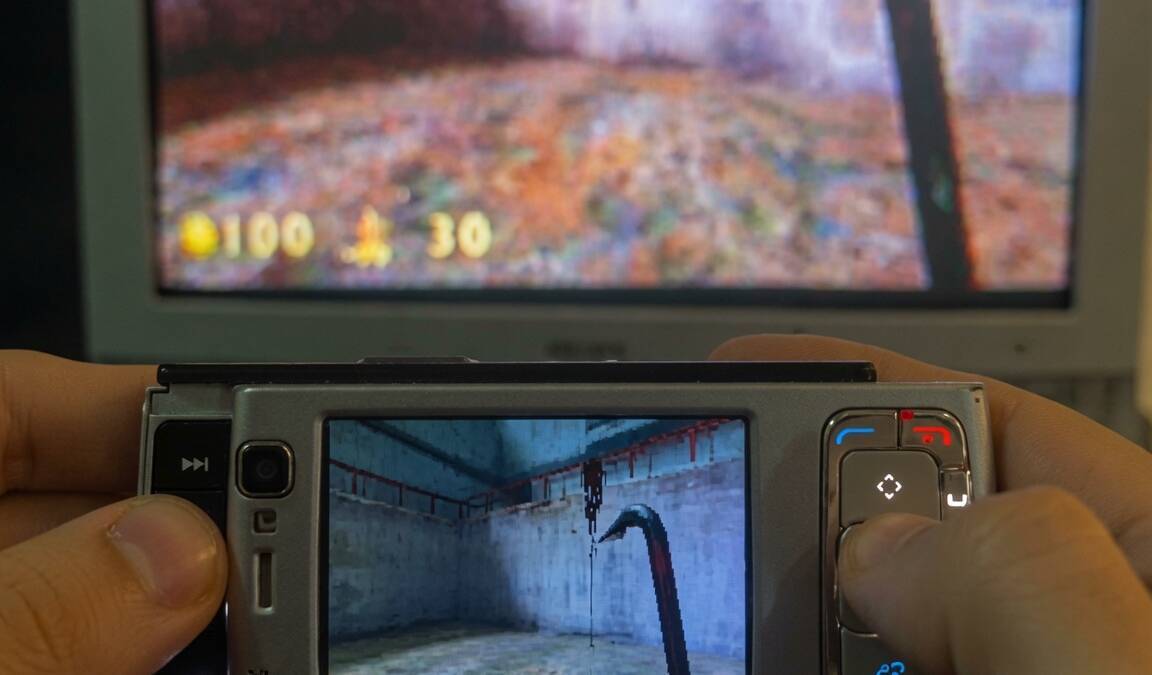 игра Half-Life запущена на смартфоне Nokia N95 с Symbian