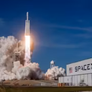 Ракета SpaceX Falcon отправляется в космос с запускной площадки