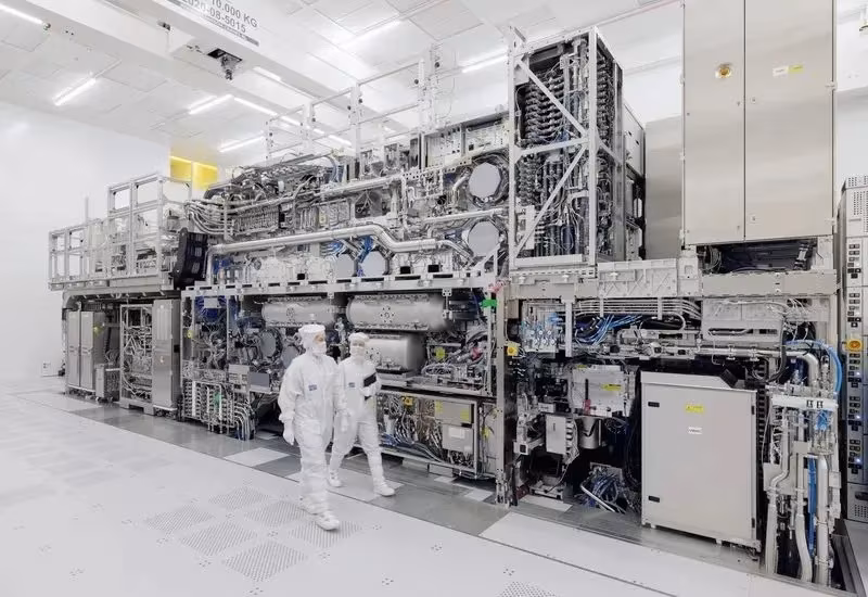 Крупный научный лабораторный комплекс с техникой ASML