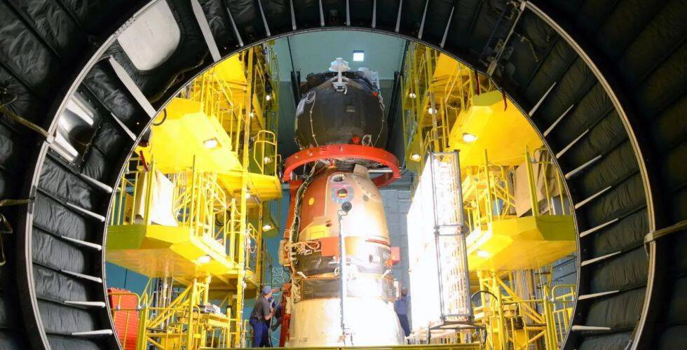 Космический корабль Союз МС-29 внутри монтажного отверстия