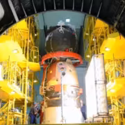 Космический корабль Союз МС-29 внутри монтажного отверстия