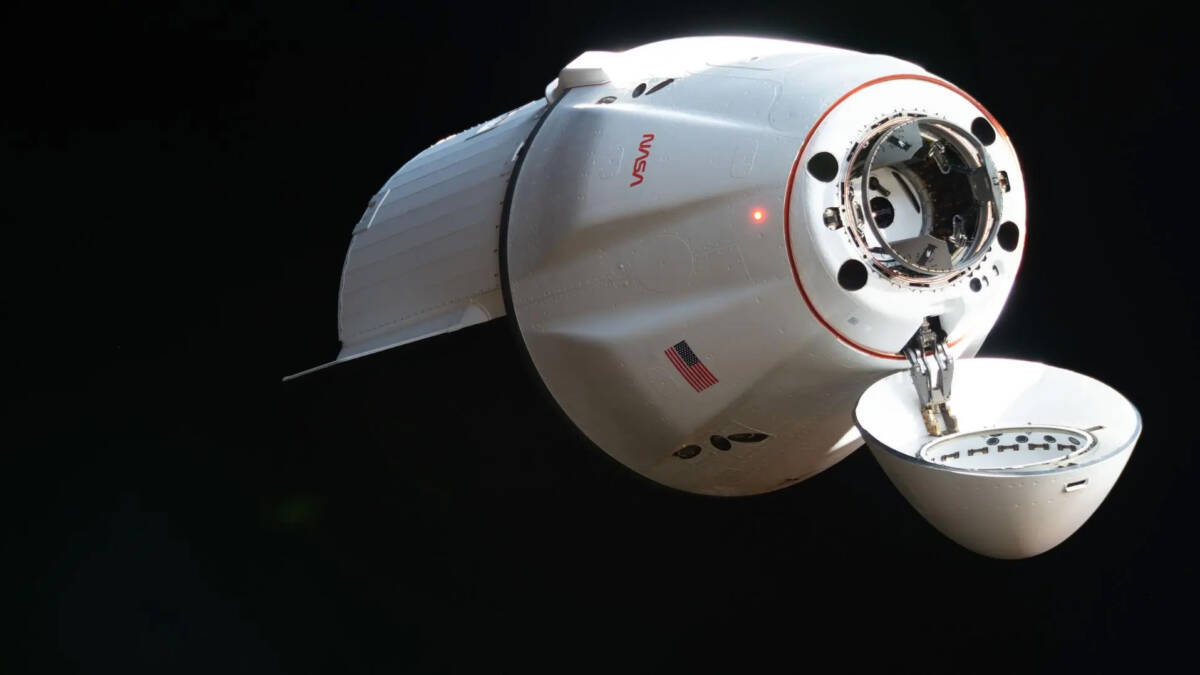 Грузовой космический корабль Cargo Dragon у МКС в открытом космосе