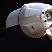 Грузовой космический корабль Cargo Dragon у МКС в открытом космосе
