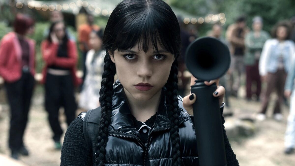 Русская модель косплей Уэнсдэй из сериала Netflix черная куртка косы