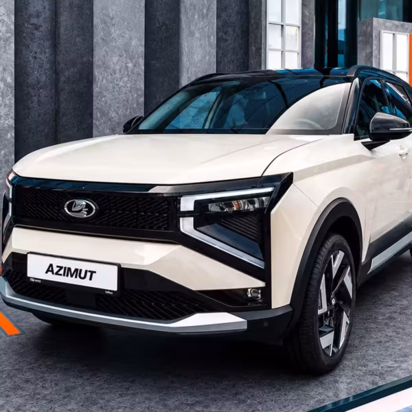 белый кроссовер Lada Azimut в выставочном помещении