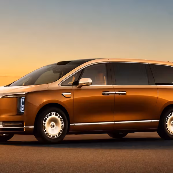Минивэн Maextro V800 на фоне заката