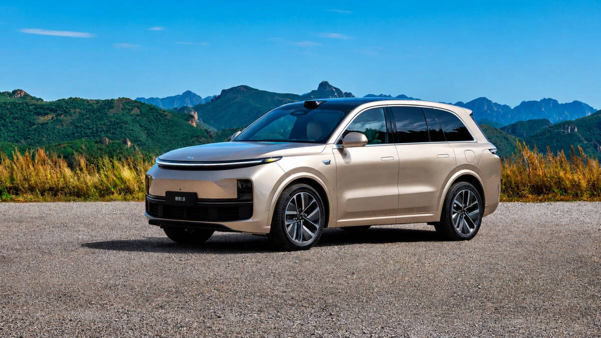 Электрический кроссовер Li Auto L8 стоит на дороге на фоне гор