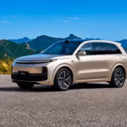 Электрический кроссовер Li Auto L8 стоит на дороге на фоне гор
