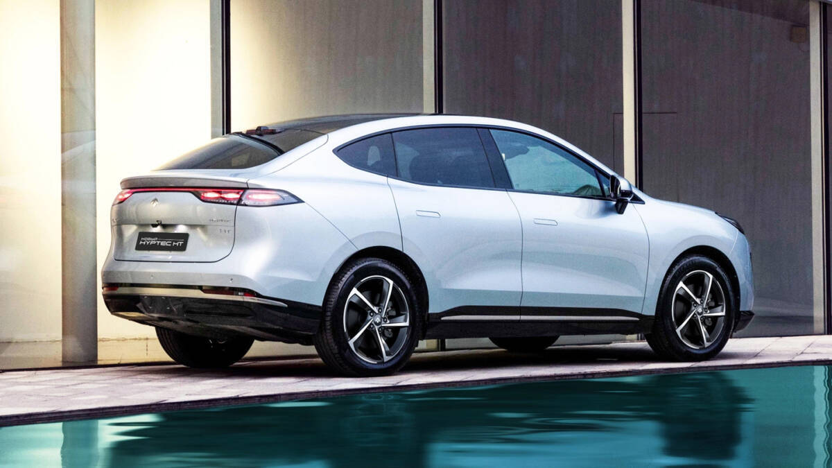 Серый электрокроссовер GAC Hyptec HT у бассейна