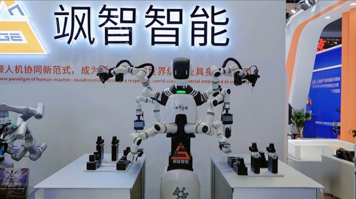 Робот Mahakbot с 6 руками на выставке Shanghai Sazhi