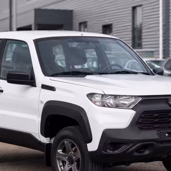 Белый внедорожник Lada Niva Travel на парковке