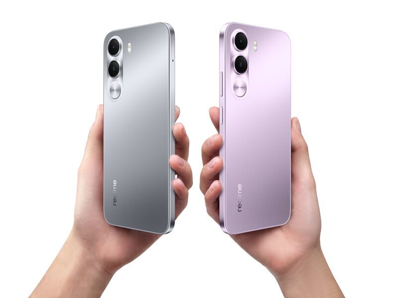 Два смартфона realme C100i в руках человеком