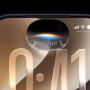 Экран iPhone 13 с датой 1 апреля и временем 00:01