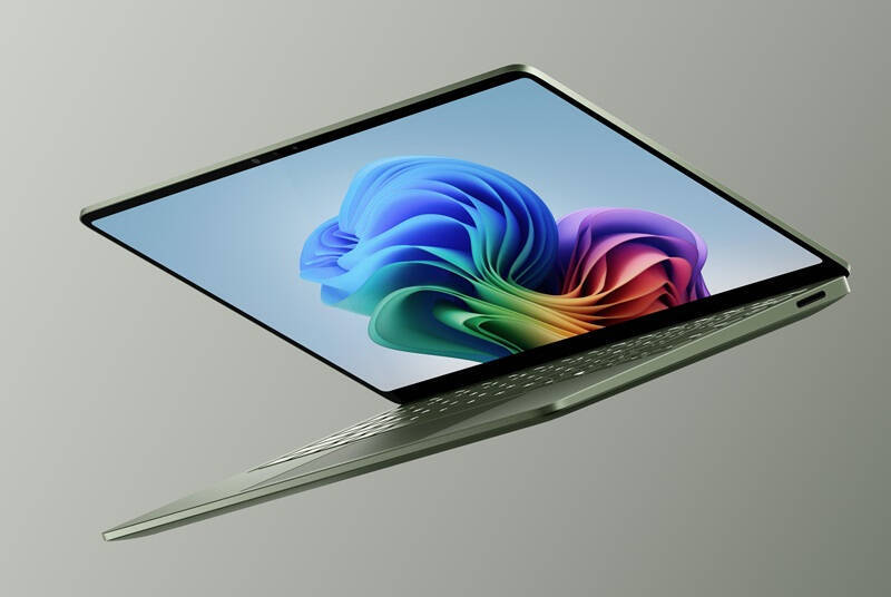 Легкий ноутбук Surface Laptop 8 с открытым дисплеем