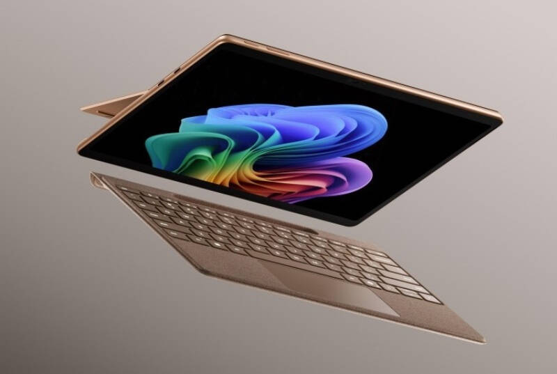 Microsoft Surface Laptop 8 и Surface Pro 12 два устройства на столе