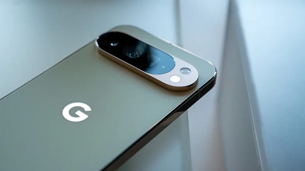Задняя часть смартфона Google Pixel с камерой и логотипом