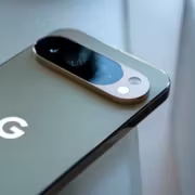 Задняя часть смартфона Google Pixel с камерой и логотипом