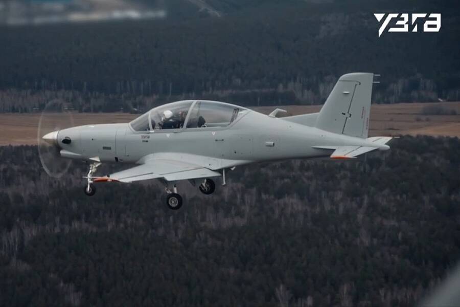 Самолёт УТС-800 в полёте с двигателем ВК-800