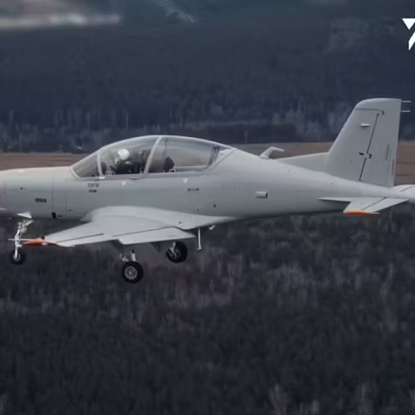 Самолёт УТС-800 в полёте с двигателем ВК-800