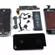 Разобранный iPhone с внутренними компонентами корпус дисплей аккумулятор