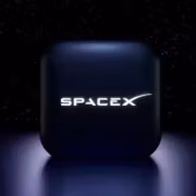 Квадратный чёрный гаджет с логотипом SpaceX