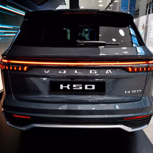 Задняя часть электромобиля Volga K50 с LED-группой фар