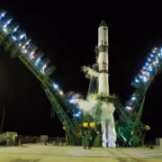 Космический грузовой корабль «Прогресс МС-36» на стартовой площадке Байконур в ночи