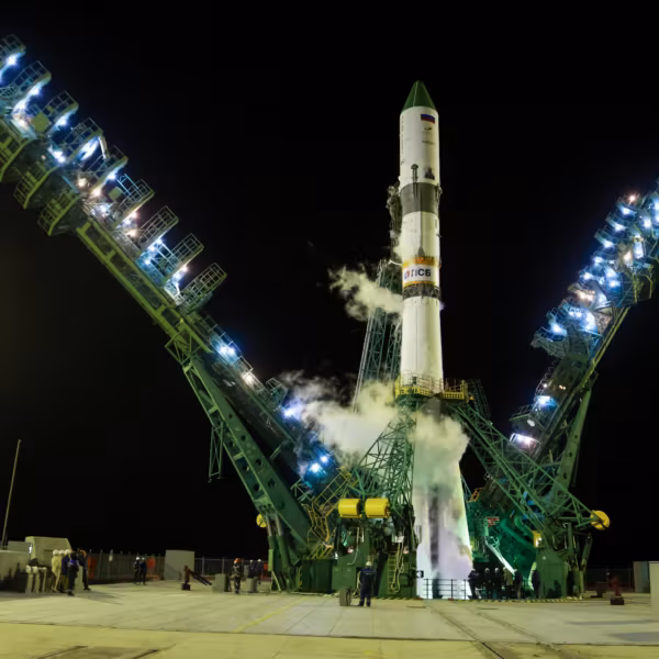 Космический грузовой корабль «Прогресс МС-36» на стартовой площадке Байконур в ночи
