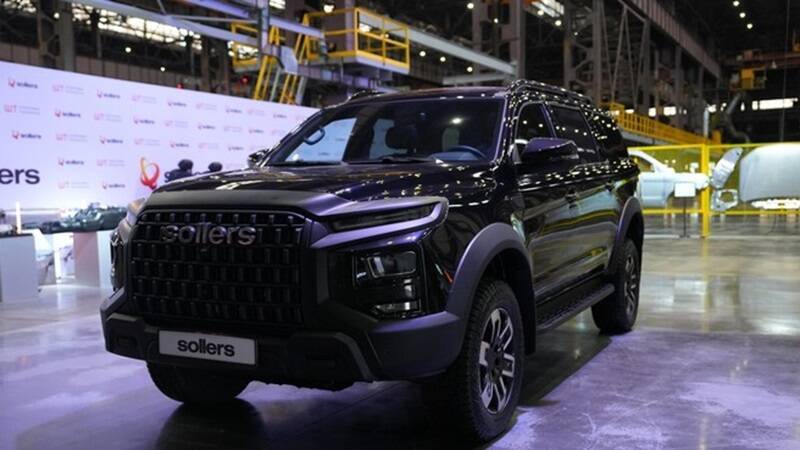 Черный внедорожник Sollers на выставке в цеху